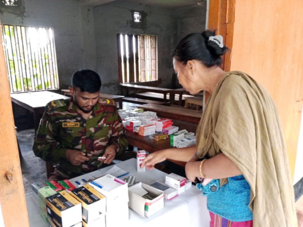 দীঘিনালায় সেনাবাহিনীর চিকিৎসা সেবা ও ঔষুধ বিতরণ
