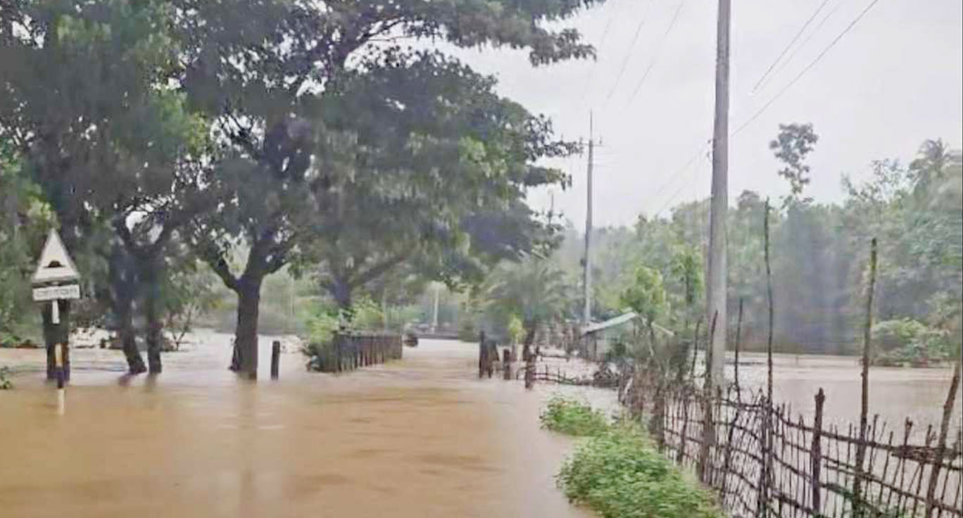 টানা বৃষ্টিতে লংগদু-দীঘিনালা সড়কে যান চলাচল বন্ধ
