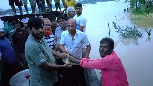 বাঘাইছড়ির বন্যা দুর্গতদের মাঝে বিএনপির খাবার বিতরণ