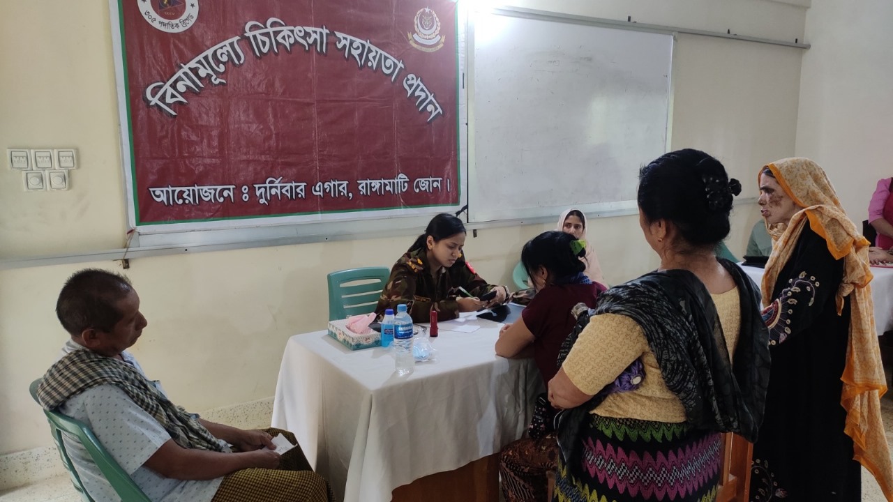 কাউখালীতে দুস্থদের সেনাবাহিনীর বিনামূল্যে চিকিৎসা সেবা ঔষুধ প্রদান