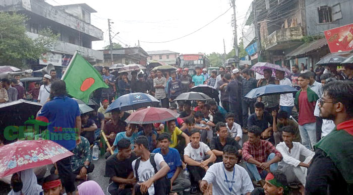 পৌরমেয়র আকবরের পদত্যাগের দাবিতে সড়ক অবরোধ করে শিক্ষার্থীদের বিক্ষোভ