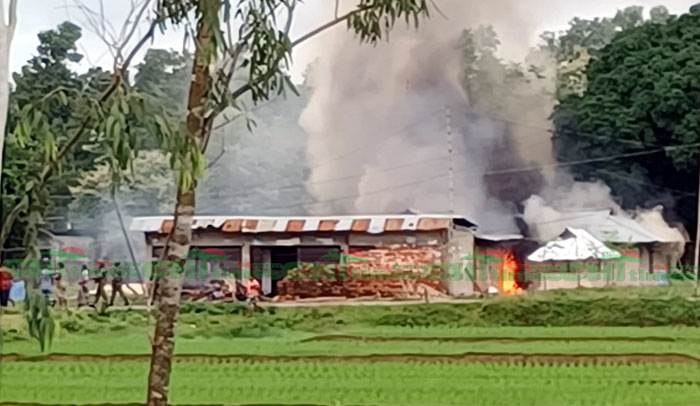 পাহাড়ে চাঁদাবাজিতে অতিষ্ট্য হয়ে এমএনপি’র আস্তানায় বিক্ষুব্ধদের আগুন 