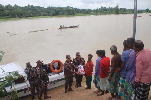 ভূষণছড়ার বন্যা দূর্গত মানুষের মাঝে বিজিবি’র ত্রাণ সামগ্রী বিতরণ