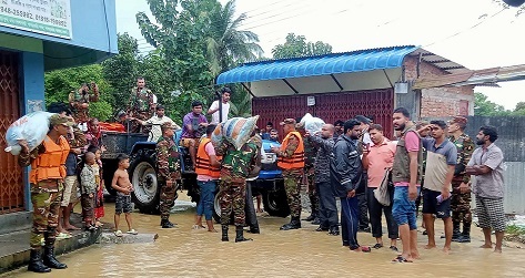 খাগড়াছড়িতে বন্যার্তদের মাঝে সেনাবাহিনীর ত্রাণ বিতরণ