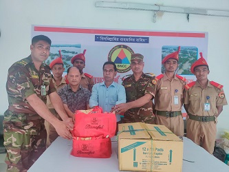 ফেনীর বন্যার্তদের বিএনসিসি কর্ণফুলী রেজিমেন্টের ত্রাণ বিতরণ