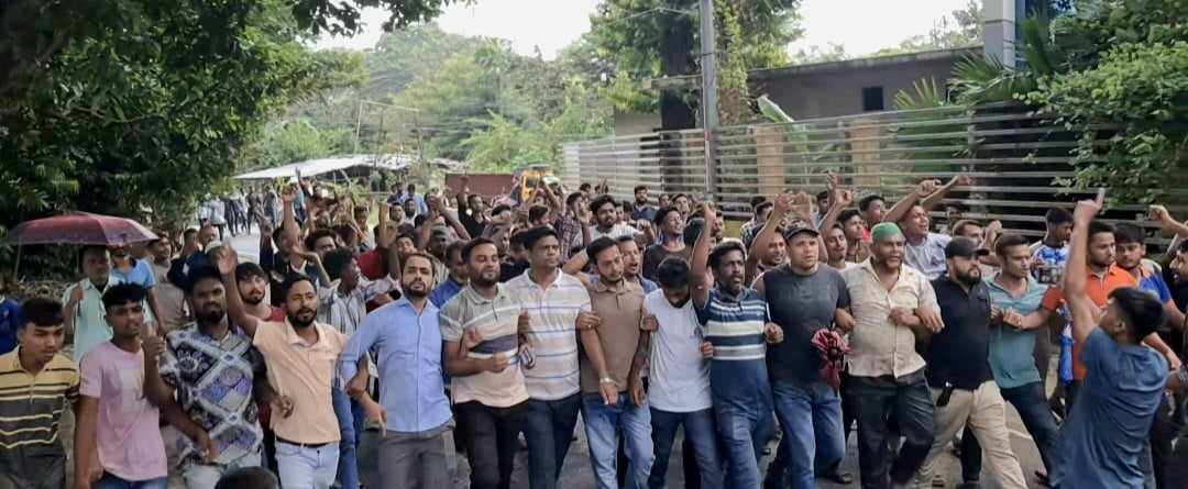 শেখ হাসিনার পালানোর খবরে রাঙামাটির রাজপথে হাজারো মানুষের উচ্ছ্বাস