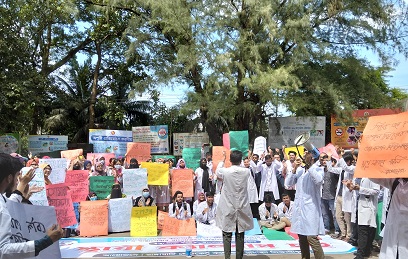 বিভিন্ন দাবিতে রাঙামাটিতে মেডিকেল শিক্ষার্থীদের বিক্ষোভ