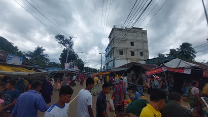 আতঙ্ক কাটিয়ে নানিয়ারচর সাপ্তাহিক হাটে ফিরছে স্বস্তি