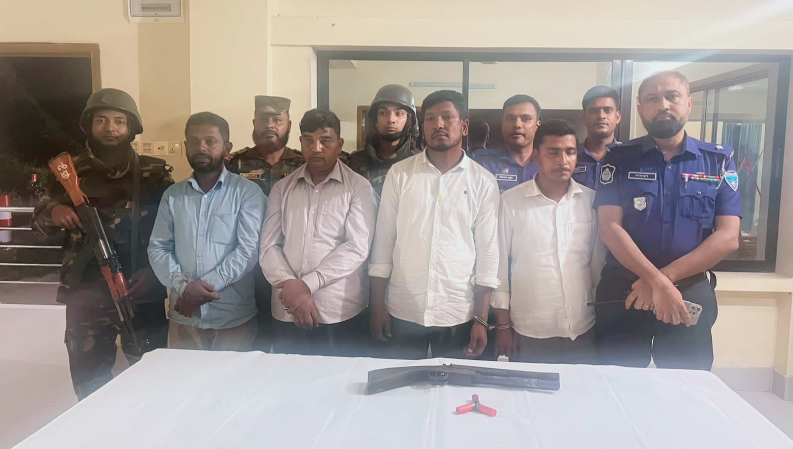 রাঙামাটিতে সেনা অভিযানে অবৈধ অস্ত্র,গোলাবারুদ সহ চার জন আটক 