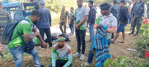 সাজেকে জিপগাড়ি উল্টে খাদে, ১০ পর্যটক আহত