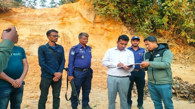 দীঘিনালায় অবৈধভাবে পাহাড় কাটার দায়ে দেড় লাখ টাকা জরিমানা