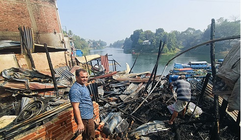 রাঙামাটিতে গভীর রাতে আগুনে পুড়ে নিঃস্ব চার ব্যবসায়ী
