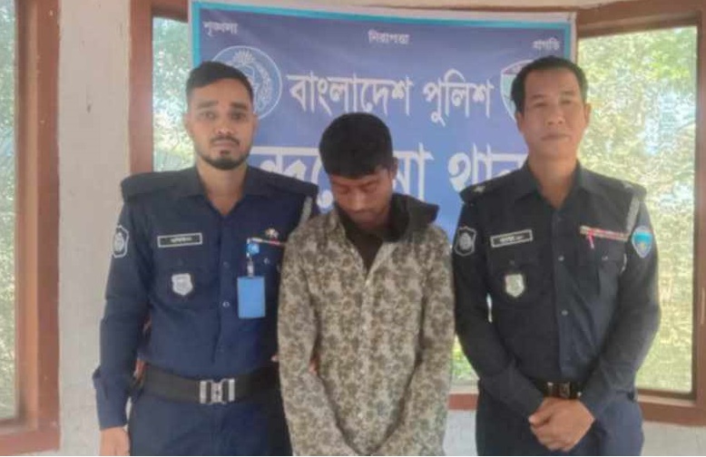 চন্দ্রঘোনায় পলাতক আসামী গ্রেপ্তার