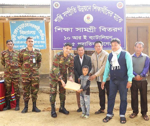  শিক্ষার্থীদের মাঝে সেনাবাহিনীর শিক্ষা সামগ্রী বিতরণ