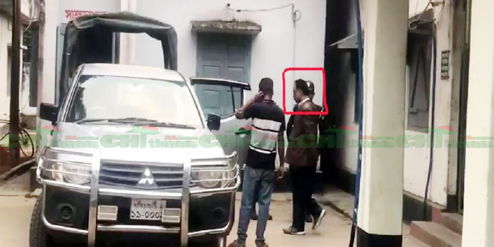 খাগড়াছড়ি জেলারকে অবরুদ্ধ করে কারারক্ষীদের বিক্ষোভ