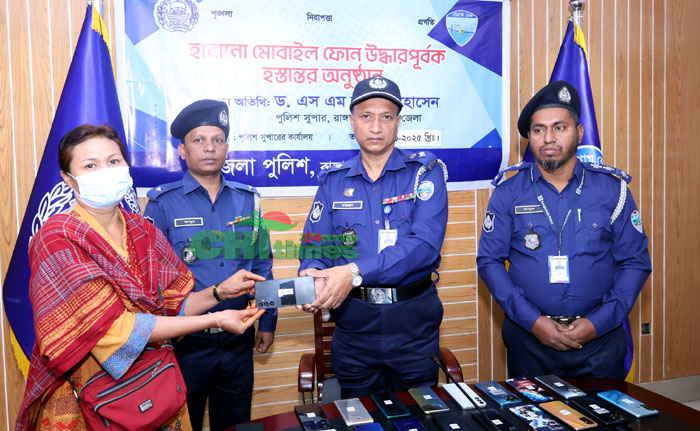 রাঙামাটিতে হারিয়ে যাওয়া ২৮ মোবাইল উদ্ধার করে মালিককে দিলো পুলিশ
