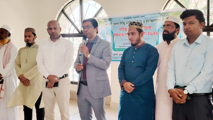রাঙামাটিতে ইমামদের মাঝে জেলা প্রশাসকের ইফতার সামগ্রী বিতরণ 