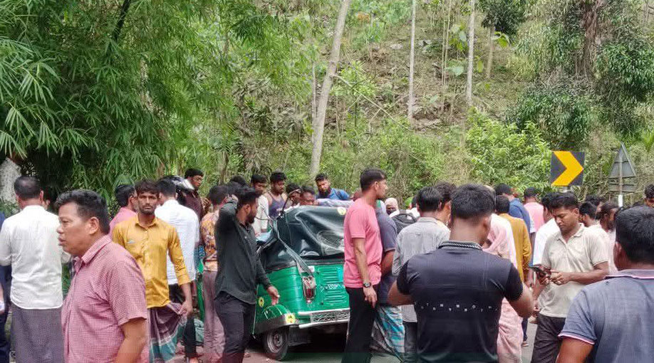 বেতবুনিয়ায় সড়ক দূর্ঘটনায় নিহতদের মধ্যে ৩ জনের পরিচয় জানাগেছে