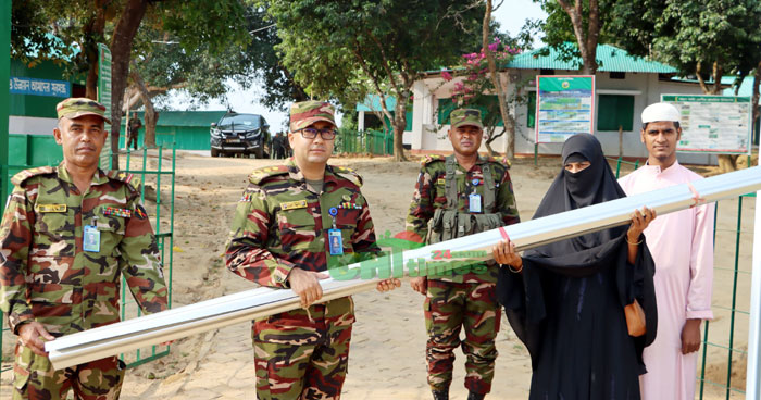 বসতভিটা আগুনে পুড়ে নিঃস্ব হওয়া নুর নাহারের পাশে সেনাবাহিনী 