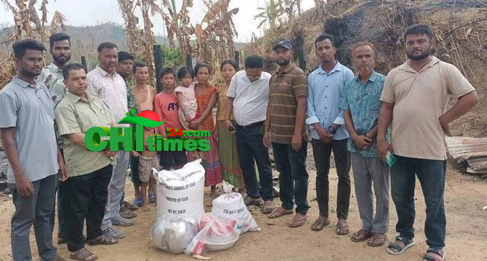 সাজেকে ক্ষতিগ্রস্ত পরান্টু চাকমার পরিবারকে বিএনপির পক্ষ থেকে ত্রাণ বিতরণ