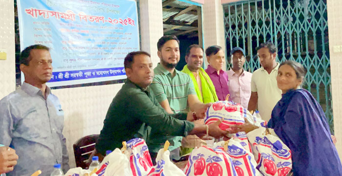 শ্রীশ্রী দুর্গা মাতৃমন্দিরে জেলা পরিষদের সদস্য হাবীব আজমের খাদ্য সামগ্রী বিতরণ 