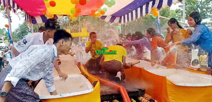 জলকেলিতে মেতেছে পাহাড়ের মারমা তরুণ-তরুনীরা