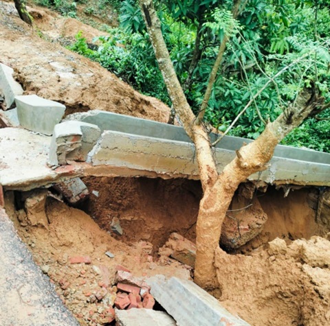 লংগদুতে কাজ শেষ না হতেই হালকা বৃষ্টিতে ধসে পড়ল সড়ক !