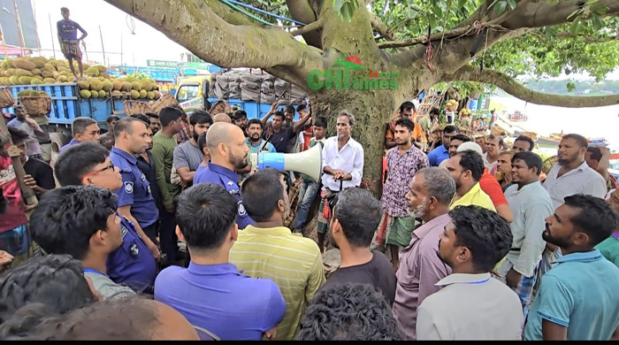 রাঙামাটিতে কুরবানীর পশুর হাট-পণ্য পরিবহণে চাঁদাবাজি বন্ধে পুলিশের মাইকিং