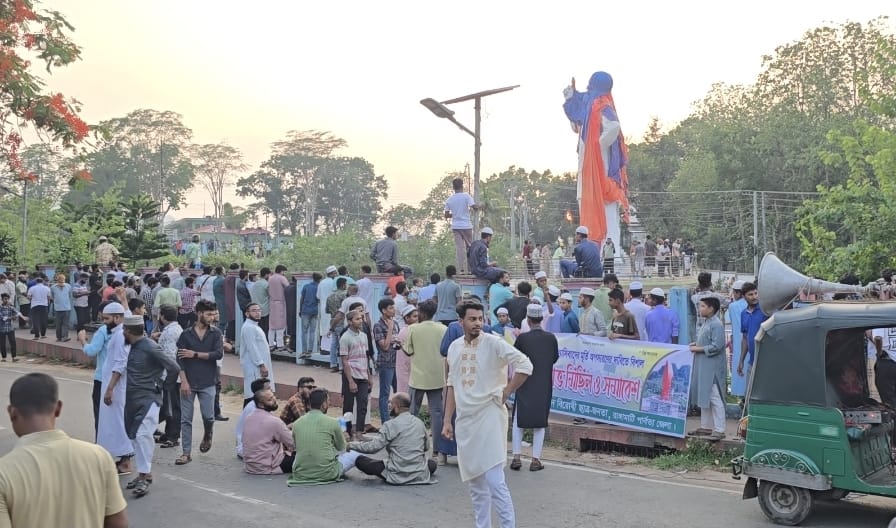 ৬০ ঘন্টা আল্টিমেটাম শেষ; রাঙামাটিতে শেখ মুজিবের ভাস্কর্য ভাংচুর চলছে