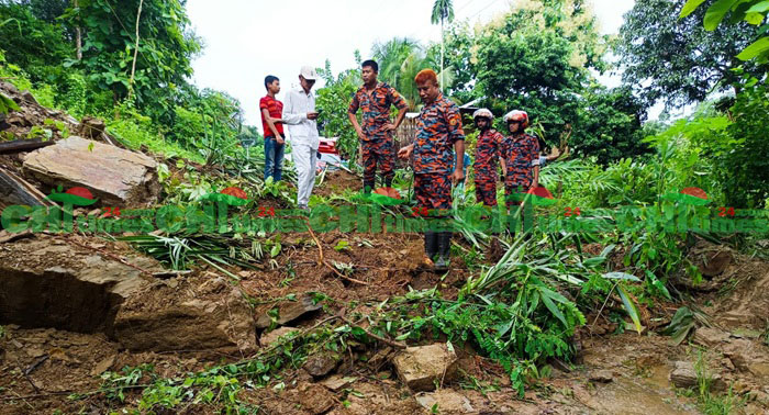 সাজেকে পাহাড় ধসে সড়ক যোগাযোগ বিচ্ছিন্ন, আটকা পড়েছে কয়েকশো পর্যটক 