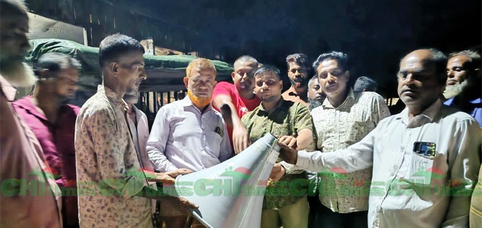 মসজিদে মাইক ও ব্যাটারি উপহার দিলেন সেচ্ছাসেবক দলের নেতা