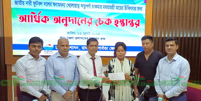 ফুটবল কন্যা ঋতুপর্ণার মায়ের চিকিৎসায় ২ লাখ টাকার অনুদান দিলেন ডিসি