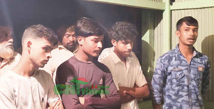 নিষিদ্ধ ছাত্রলীগের ৪ কর্মীকে  আটক করে পুলিশে দিলো জনতা