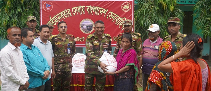সাজেকে বন্যা কবলিতদের মাঝে বাঘাইহাট জোনের ত্রান বিতরণ