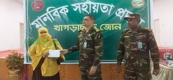 খাগড়াছড়িতে সেনাবাহিনীর মানবিক সহায়তা প্রদান