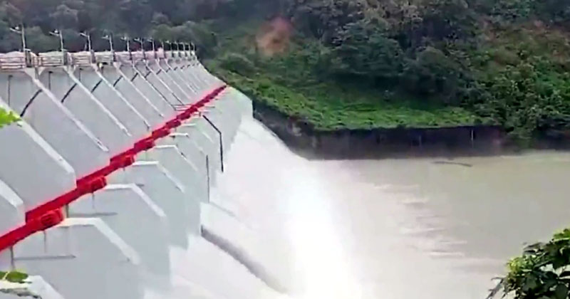 কাপ্তাই হ্রদের পানি বৃদ্ধিতে ৬ ইঞ্চি খুলে দেয়া হলো ১৬ জলকপাট