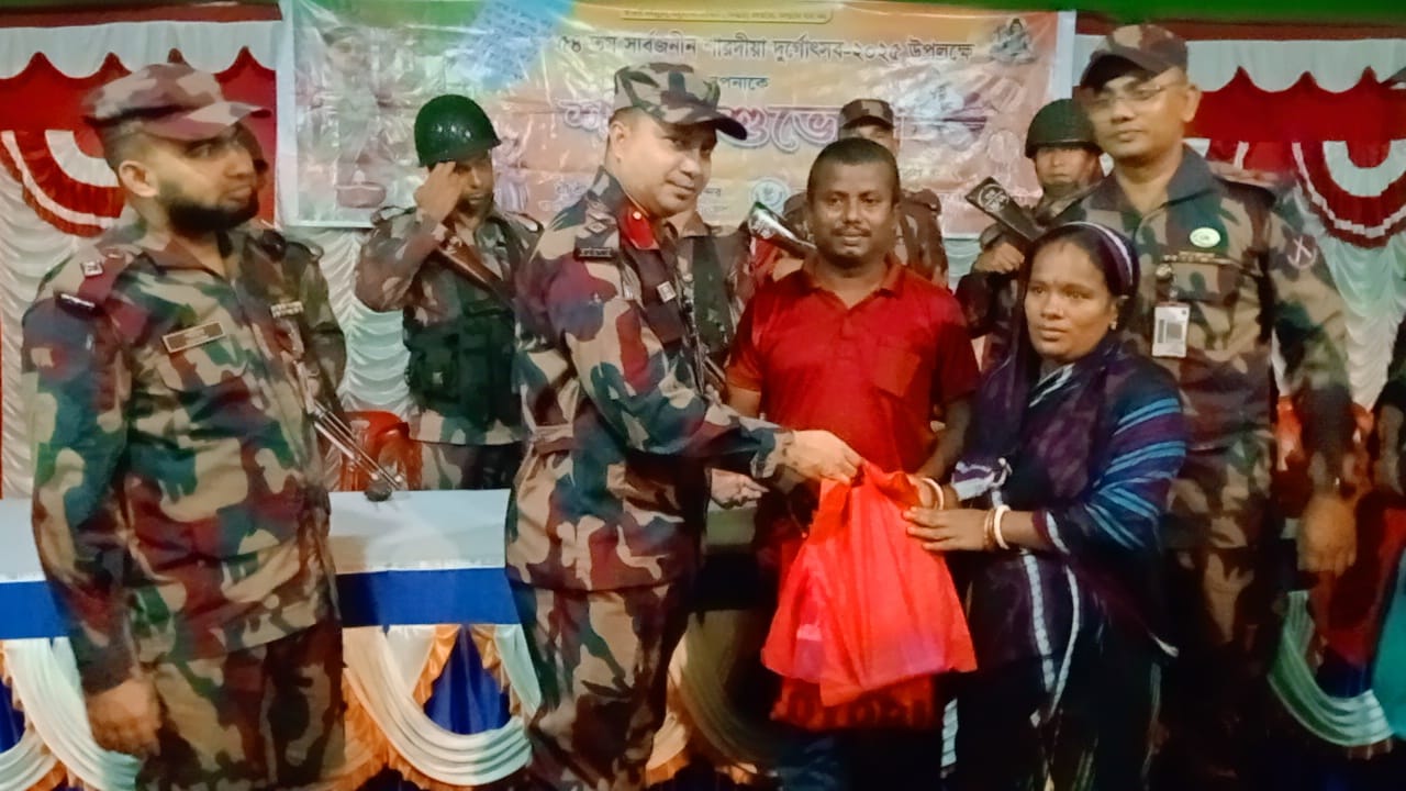 বাঘাইছড়িতে শারদীয় দূর্গোৎসব উপলক্ষে নগদ অর্থ ও বস্ত্র বিতরণ করেছে বিজিবি
