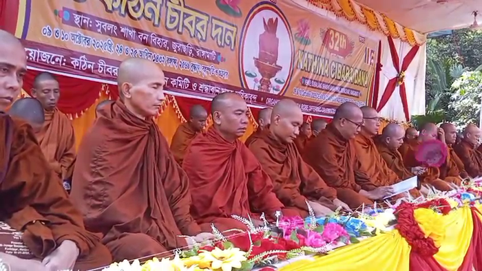 ভাবগাম্ভীর্য্যের মধ্যদিয়ে জুরাছড়িতে ৩২তম কঠিন চীবর দানোৎসব চলছে