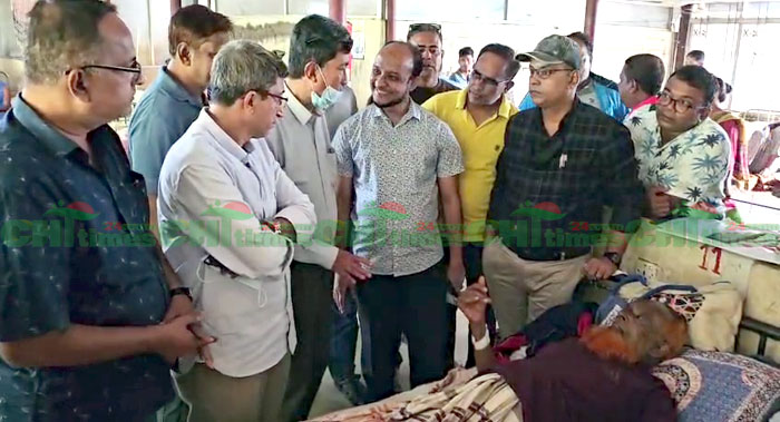 রোগীদের খোঁজখবর নিতে হাসপাতাল পরিদর্শনে বিএনপি প্রার্থী দীপেন দেওয়ান