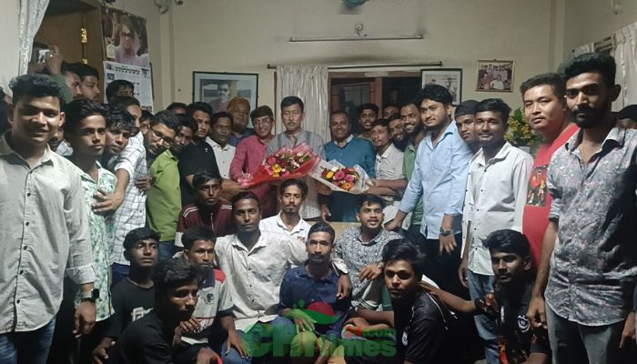 নেতাকর্মীদের বহর নিয়ে দীপেন দেওয়ানের বাসায় ছাত্রদল সভাপতি