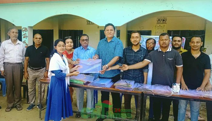 পাহাড়িকা উচ্চ বিদ্যালয়ে শিক্ষার্থীদের মাঝে শিক্ষা সামগ্রী বিতরণ