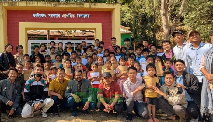 রাজস্থলী ও ফারুয়াতে পাকসের উদ্যোগে শীতবস্ত্র ও শিক্ষা সামগ্রী বিতরণ