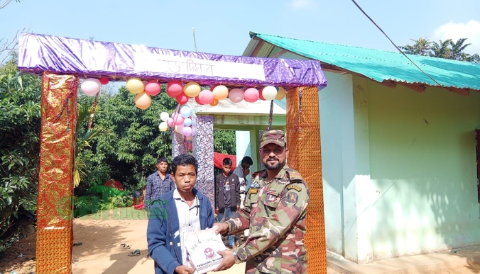 নানিয়ারচরে বড়দিন উপলক্ষে সেনা জোনের মিষ্টি ও অনুদান বিতরণ