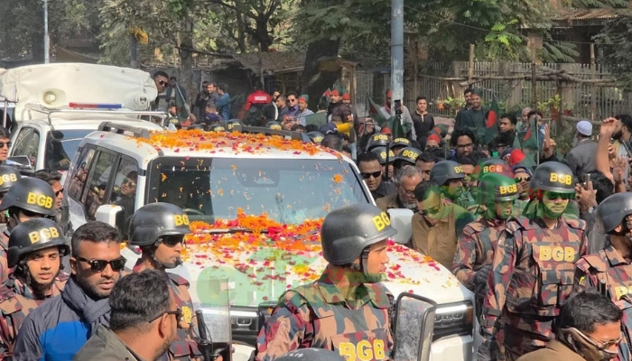 হাদির কবর জিয়ারত শেষে নির্বাচন কমিশনের পথে তারেক রহমান