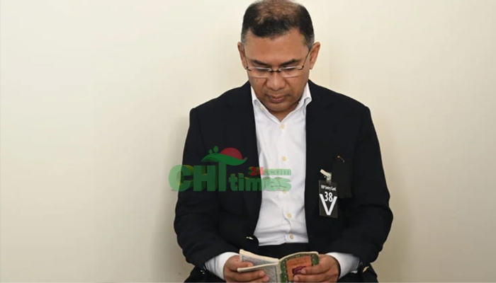 মায়ের লাশের পাশে বসে কুরআন তিলাওয়াত করছেন তারেক রহমান