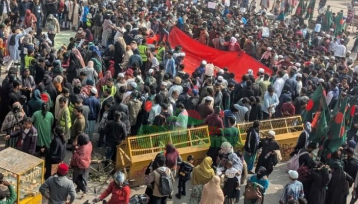 শাহবাগে হাদি হত্যার বিচারের দাবিতে পুনরায় উত্তেজনা: ইনকিলাব মঞ্চ অবরোধে ফের অবস্থান