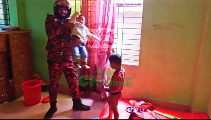 রাঙামাটিতে ঘরের ভেতর আটকে পড়া দুই শিশুকে উদ্ধার করল ফায়ার সার্ভিস