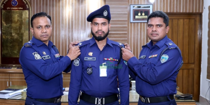 রাঙামাটিতে বিভাগীয় পদোন্নতি প্রাপ্ত পুলিশ সদস্যদের র‍্যাংক ব্যাজ পরিধান