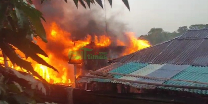 রাঙামাটিতে ভয়াবহ অগ্নিকাণ্ড: চার বসতঘর পুড়ে ক্ষতিগ্রস্ত অন্তত ৩০ পরিবার