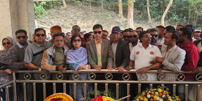 শহীদ জিয়া’র সমাধিতে পুষ্পস্তবক অর্পণের মধ্যদিয়ে দীপেন দেওয়ানের নির্বাচনী যাত্রা শুরু